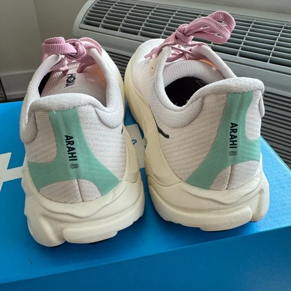 🏃🏻‍♀️💨 NIB Hoka W Arahi 8 Size 7B - Picture 2 of 8